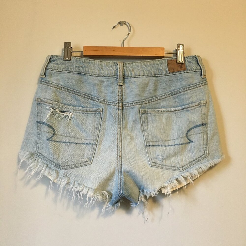 American Eagle Hilda Distressed Denim Shorts Size 6 Faded Blue - Picture 2 of 15